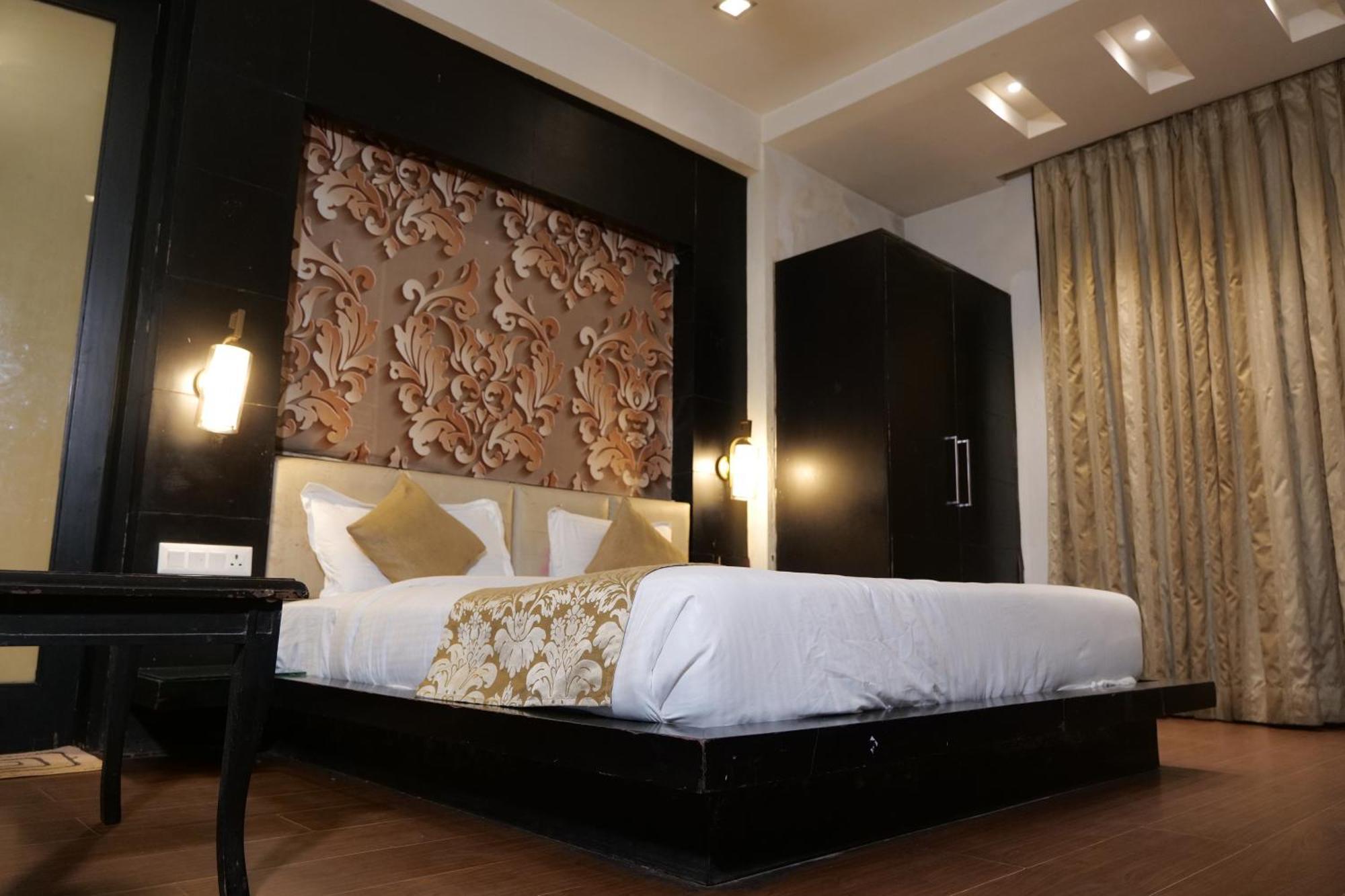 Hotel Anand Castle Kashipur Bagian luar foto
