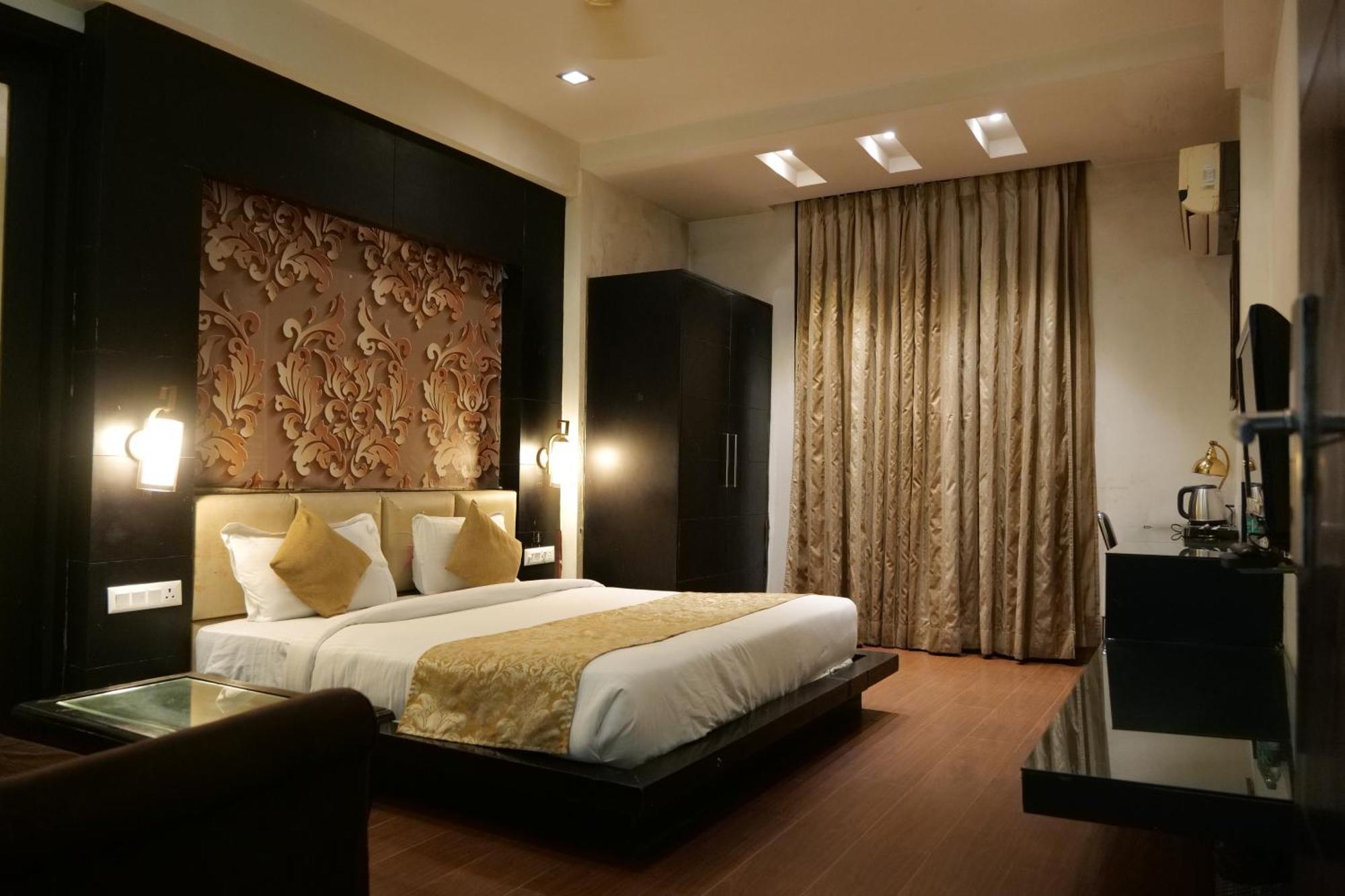 Hotel Anand Castle Kashipur Bagian luar foto