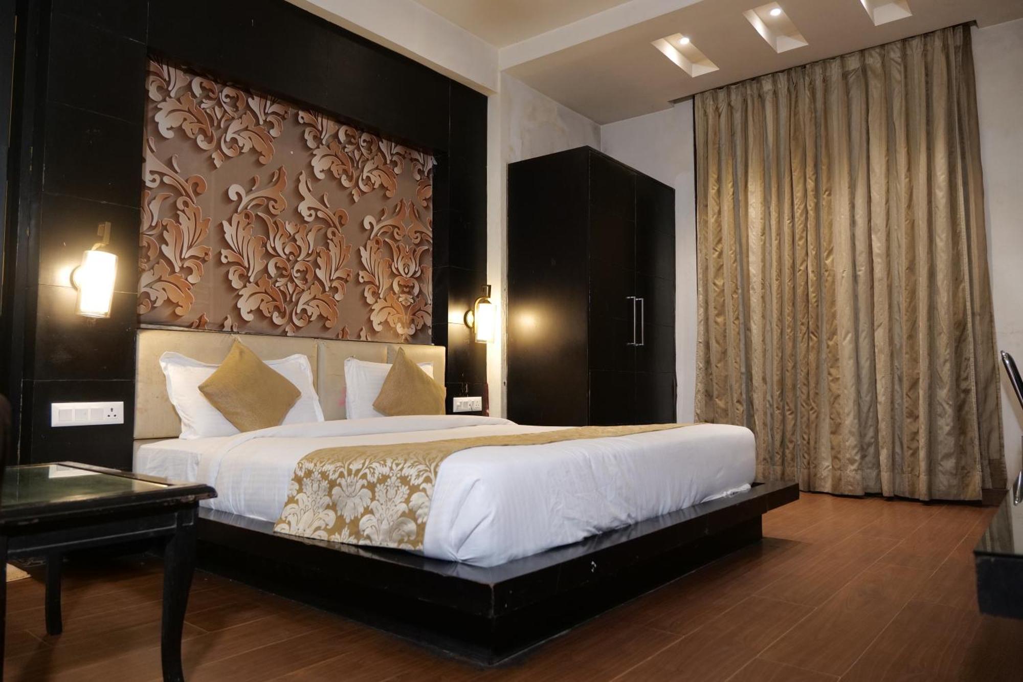Hotel Anand Castle Kashipur Bagian luar foto
